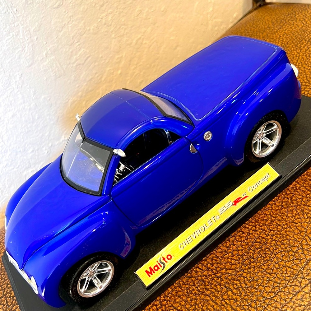 Maisto Metal Mounted Model 2000 Chevrolet SS Deep Cobalt Blue Concept Edition!